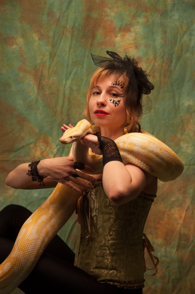 欧美美女与蟒蛇人体摄影