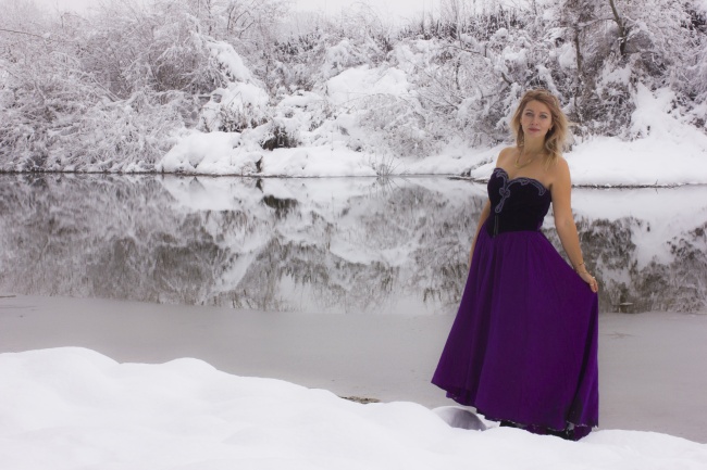 冬季美女人体艺术写真图片