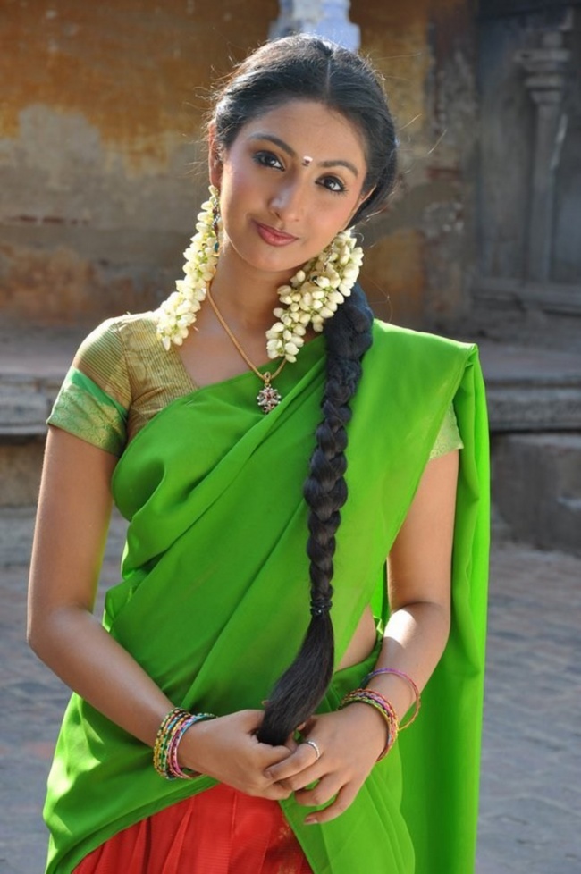 绿色印度装美女图片