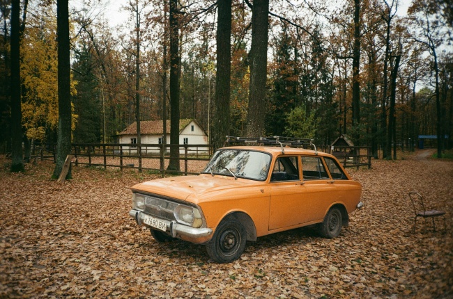 橘黄色复古小汽车图片