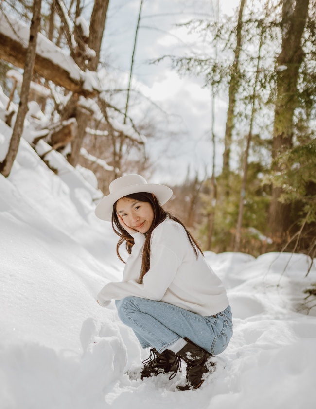 冬季雪地亚洲美女写真图片