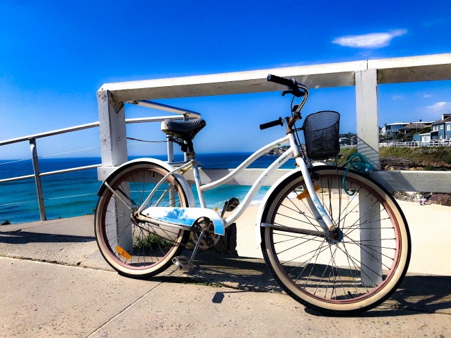 海边停放自行车图片