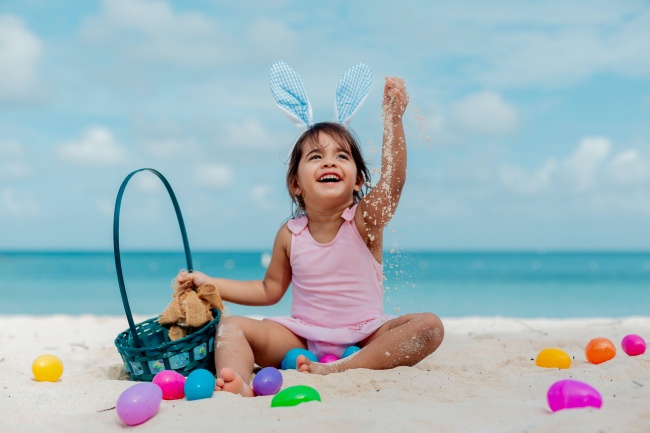 复活节沙滩玩耍小女孩图片