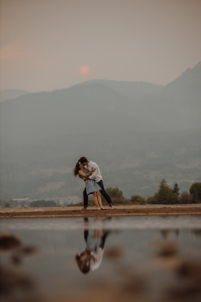 河边浪漫接吻情侣图片