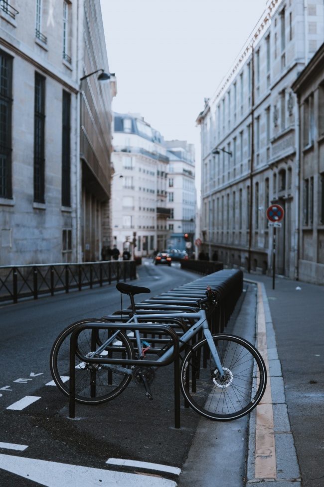 欧洲街道自行车停车区图片