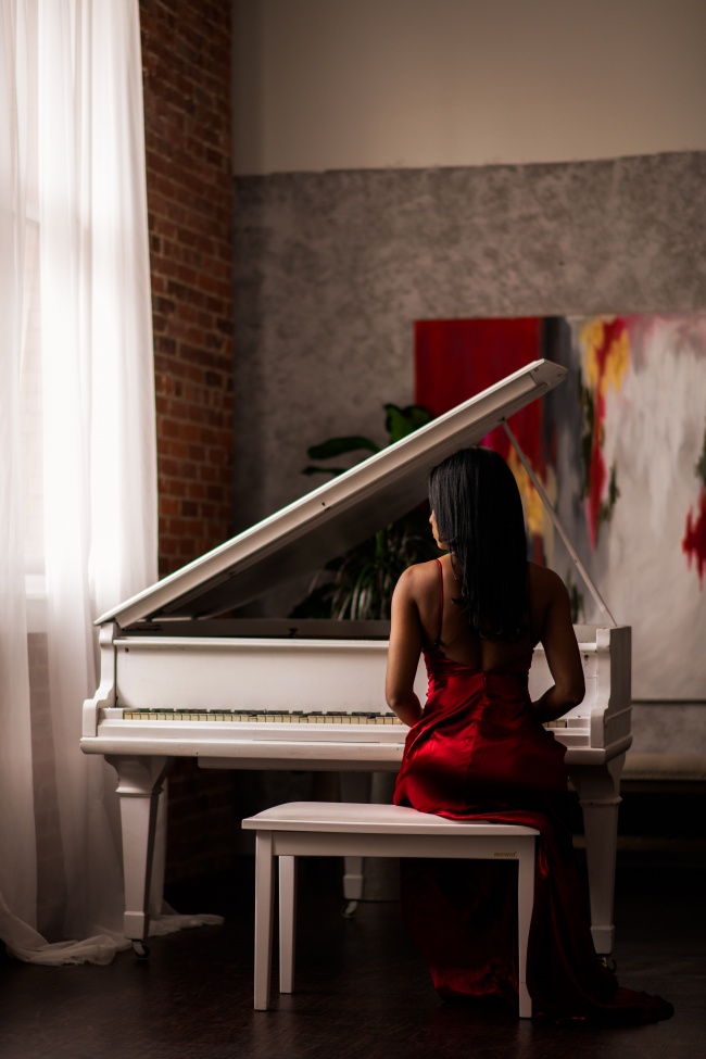 坐在钢琴前的性感美女图片