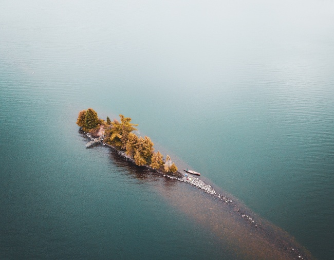 湖泊小孤岛风景图片