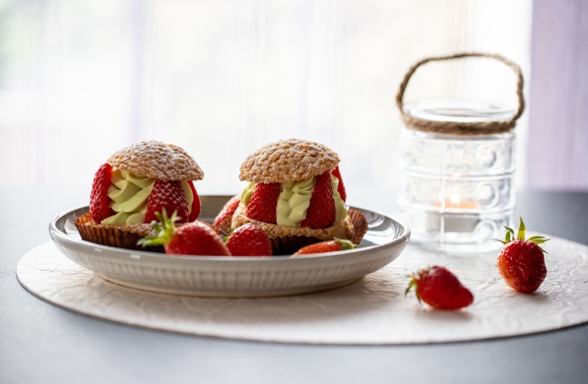 草莓椰子糕点图片