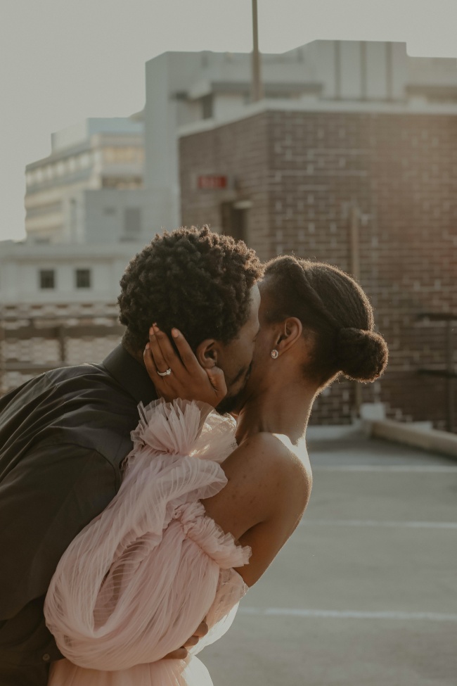 欧美浪漫街拍情侣接吻图片