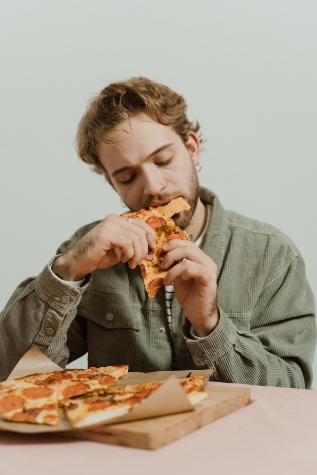 男人吃披萨图片