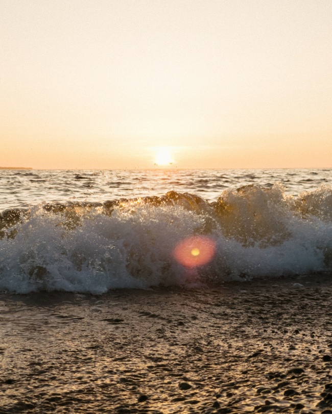 大海潮水日出图片