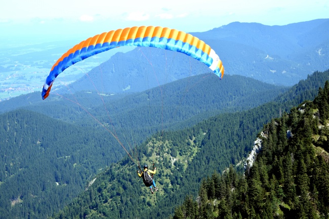 高空山顶降落伞图片