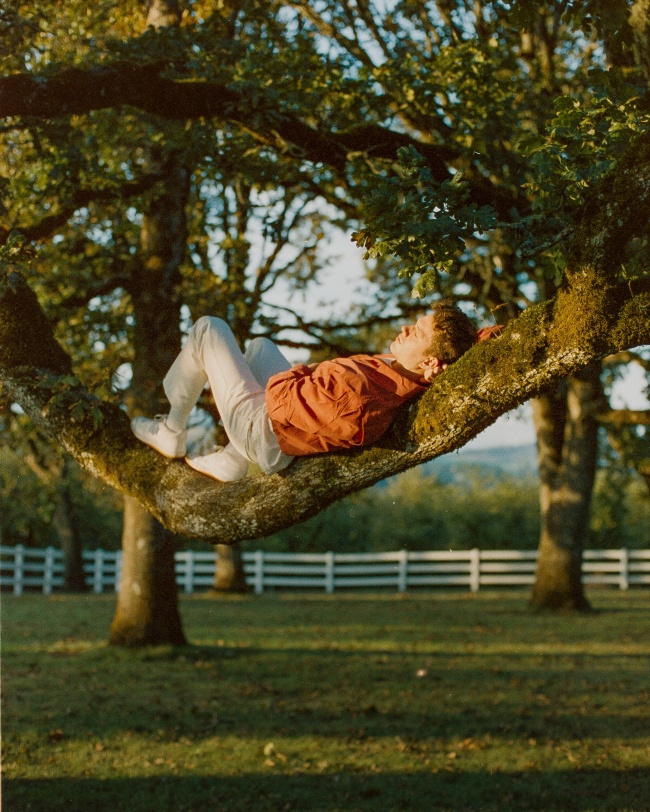 躺在树干上的帅哥图片