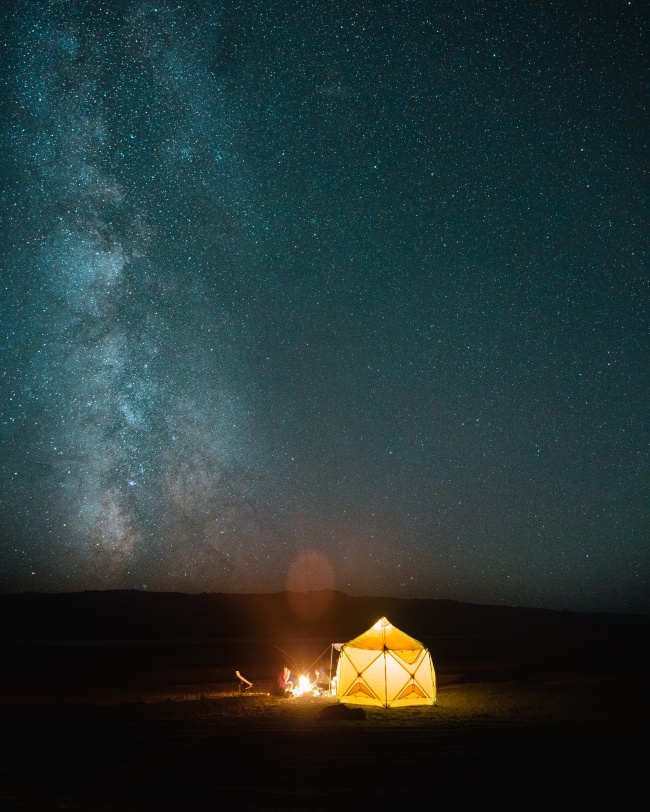 夜晚篝火露营星空图片