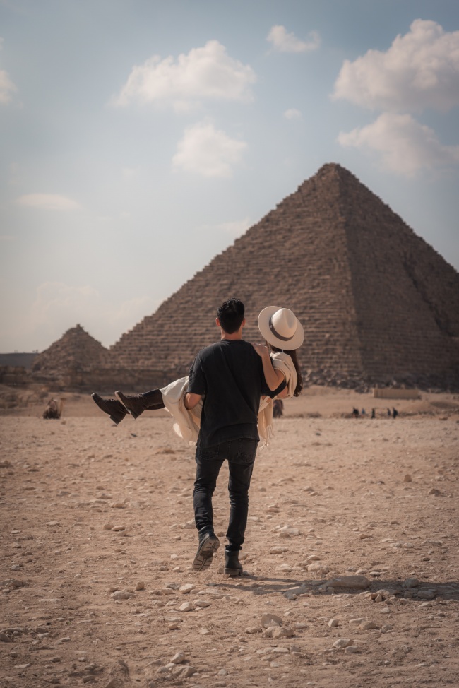 埃及金字塔旅行情侣图片