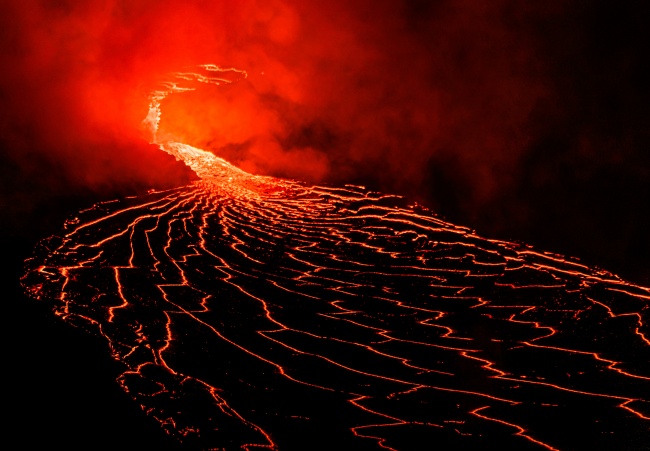 火山熔岩爆发图片