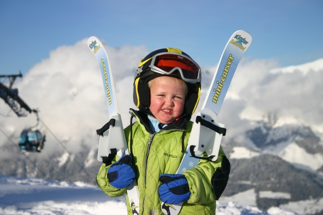 欧美小孩雪地滑雪图片