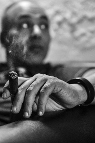 抽烟男人黑白照图片