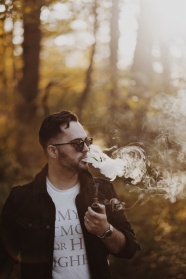成熟男人抽烟头像图片