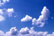 蔚蓝天空白色云朵图片