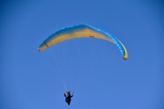 高空跳伞单人背影图片