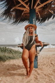 海滩性感胖美女图片