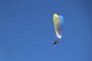 天空中的降落伞图片