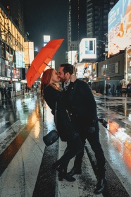 接吻情侣街拍写真图片