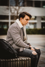 年轻男生抽烟图片