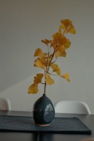 日式花瓶插花艺术图片