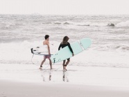 海边冲浪情侣图片