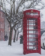 雪地里的电话亭图片