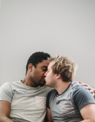 男同性情侣接吻图片