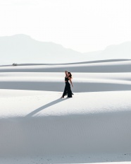 白色沙漠美女人体艺术摄影