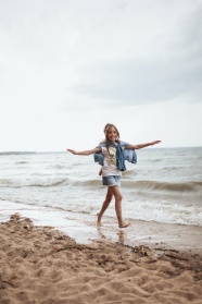 小女孩海边踏浪图片