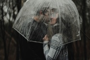 伞下激吻情侣图片