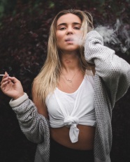 欧美抽烟性感美女图片