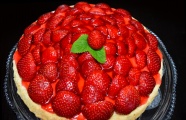鲜红草莓蛋糕图片