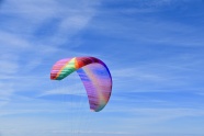 彩色滑翔伞降落图片