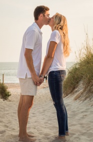 沙滩上情侣接吻图片