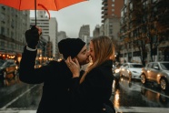 雨中街头接吻情侣图片