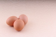 三个红壳鸡蛋图片