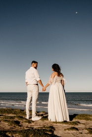 海边拍婚纱照的情侣背影图片