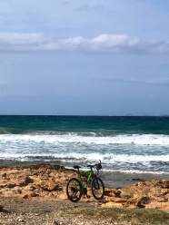 自行车靠海边图片