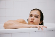 浴室美女人体艺术写真图片