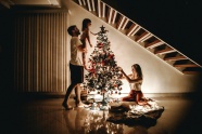 一家人装扮圣诞树的图片