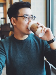 喝咖啡的韩国帅哥图片