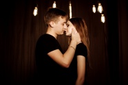 欧美年轻情侣接吻图片