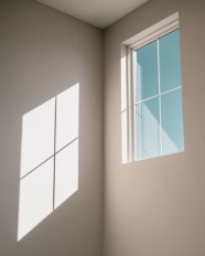 阳光透过窗户照射墙壁图片