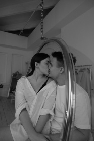 夫妻公寓接吻黑白照图片